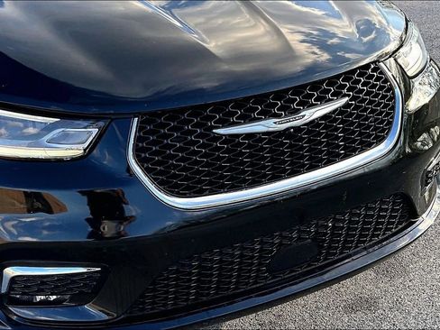 Used 2024 Chrysler Pacifica Limited image 31