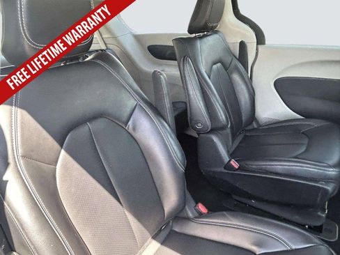 Used 2024 Chrysler Pacifica Limited FWD image 25