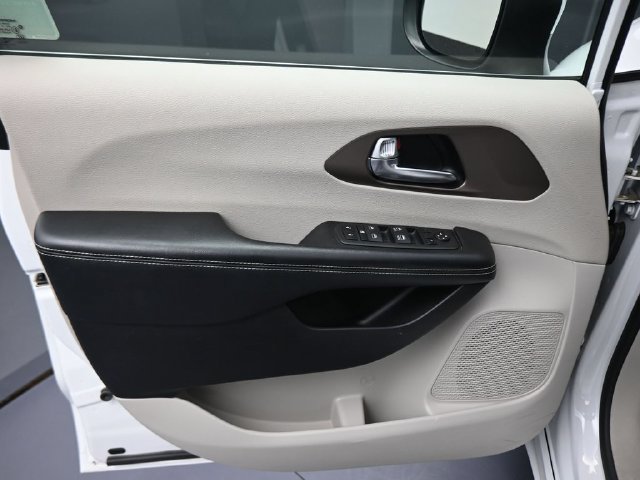 Used 2023 Chrysler Voyager LX FWD image 25