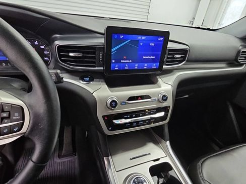 Used 2022 Ford Explorer XLT w/ Equipment Group 202A AWD/4WD image 13