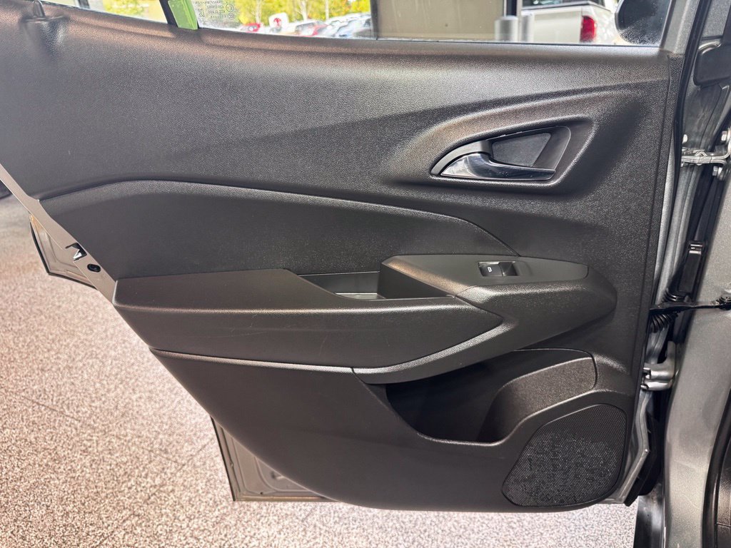 Used 2025 Chevrolet Trax LT w/ Driver Confidence Package FWD image 33