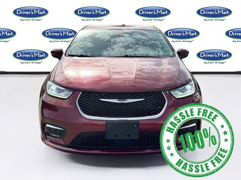 Used 2023 Chrysler Pacifica Touring-L FWD image 2