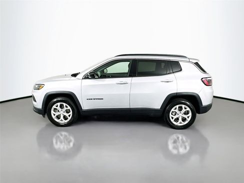Used 2024 Jeep Compass Latitude AWD/4WD image 8