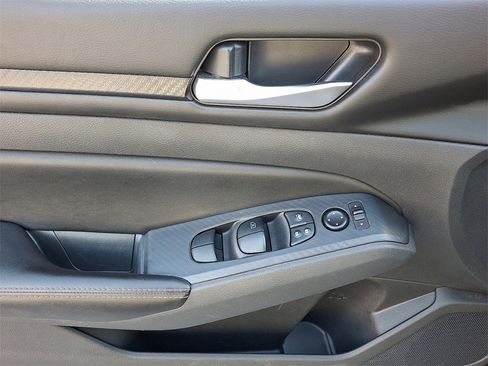 Used 2024 Nissan Altima 2.5 SV image 12