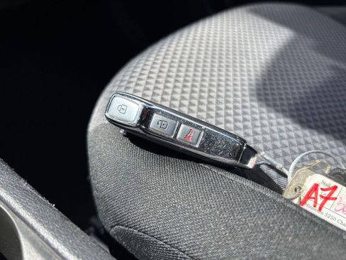 Used 2025 Kia Soul LX w/ LX Technology Package FWD image 21