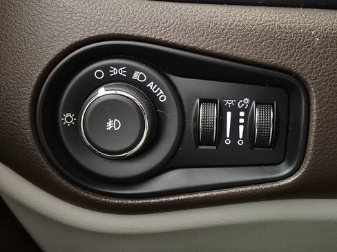 Used 2015 Jeep Renegade Latitude w/ Popular Equipment Group AWD/4WD image 18