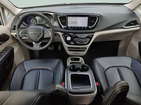 Certified 2024 Chrysler Pacifica Touring-L image 8