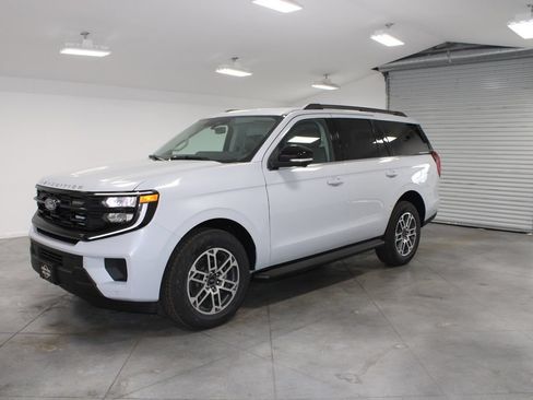 New 2026 Ford Expedition Active AWD/4WD image 3