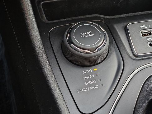 Used 2021 Jeep Cherokee Latitude Lux 80th Anniv w/ Quick Order Package 26U 80TH image 24