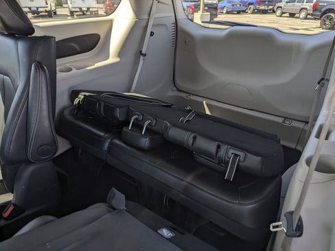 Used 2024 Chrysler Pacifica Limited FWD image 9