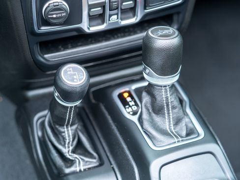 Used 2020 Jeep Wrangler Unlimited Sahara AWD/4WD image 30