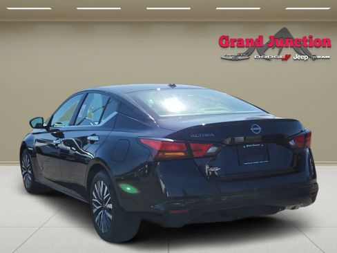 Used 2025 Nissan Altima 2.5 SV FWD image 5