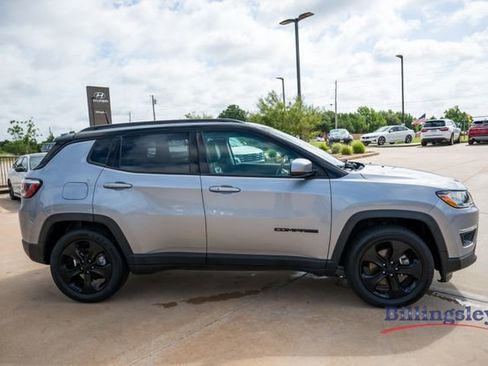 Used 2018 Jeep Compass Latitude FWD image 6