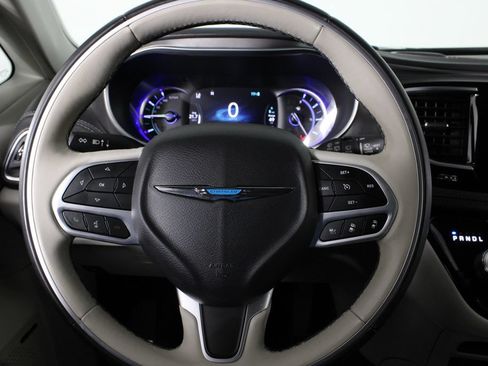 Used 2018 Chrysler Pacifica Limited w/ Advanced Safetytec Group FWD image 9