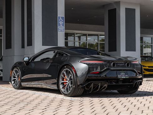 Used 2025 McLaren Artura image 41