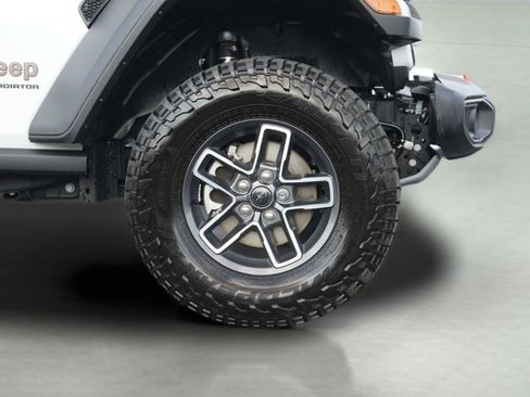 Used 2025 Jeep Gladiator Mojave w/ Convenience Group AWD/4WD image 4