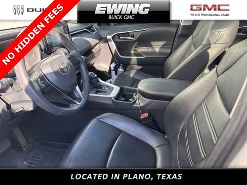 Used 2020 Toyota RAV4 XLE Premium image 5