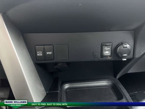 Used 2018 Toyota RAV4 LE image 10