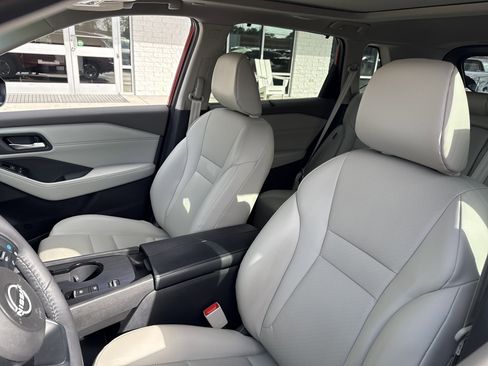 Used 2024 Nissan Rogue SV w/ SV Premium Package image 11