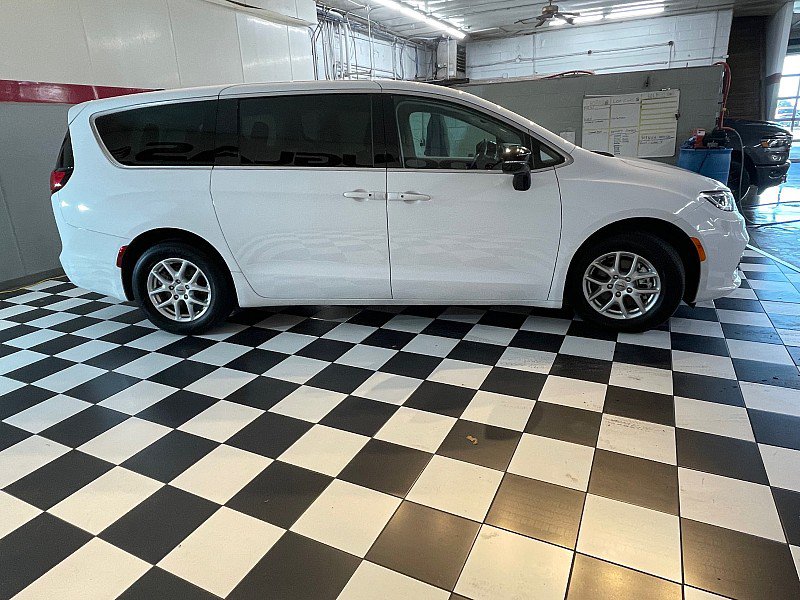 Used 2024 Chrysler Pacifica Touring-L FWD image 4