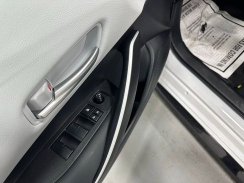 Used 2025 Toyota Corolla SE w/ SE Premium Package image 9