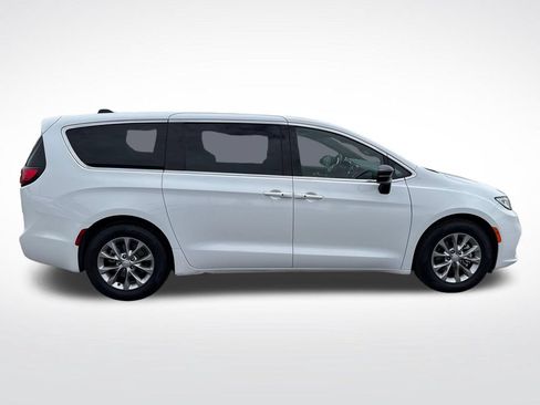 Used 2026 Chrysler Pacifica Limited FWD image 8