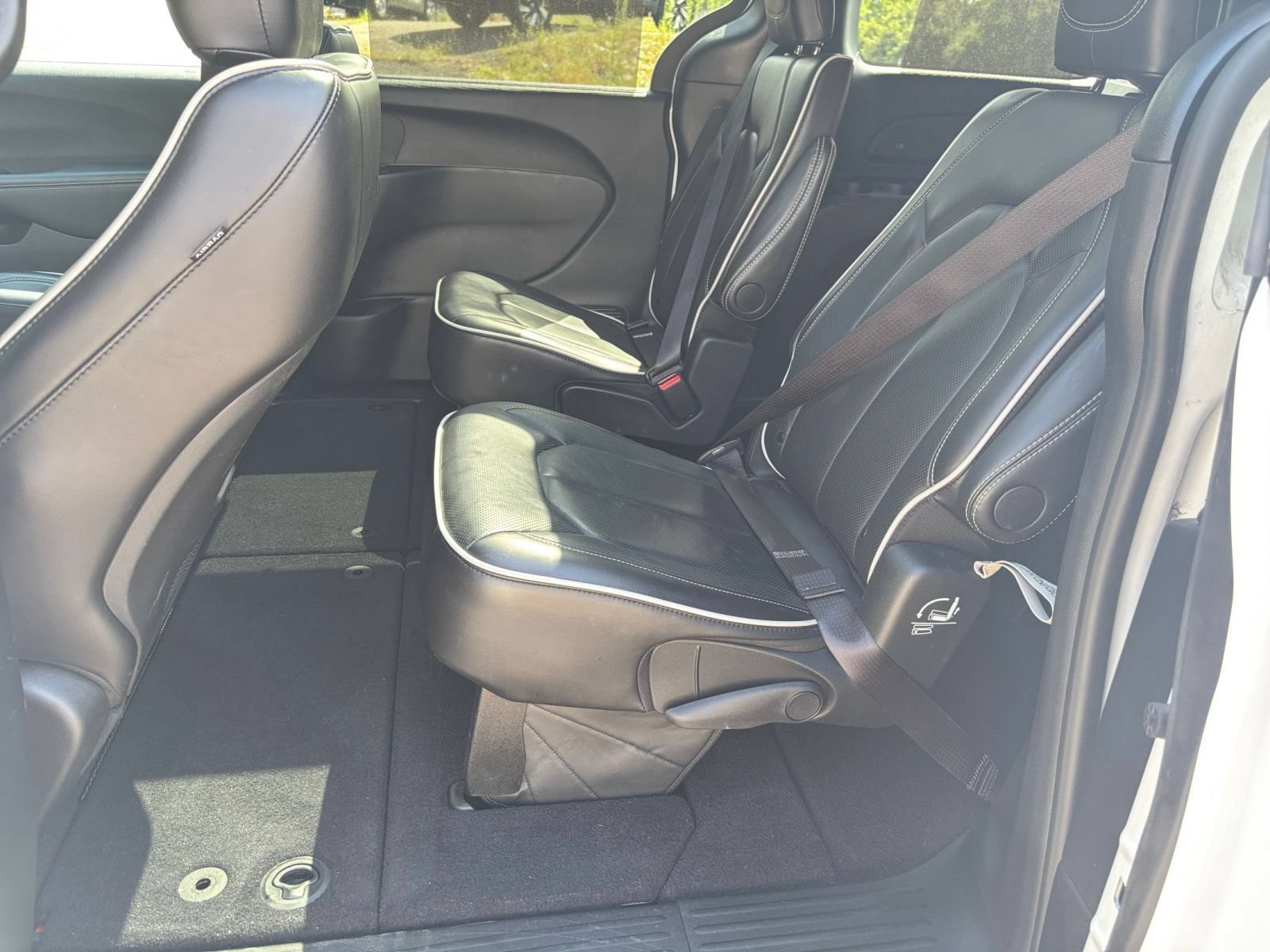 Used 2025 Chrysler Pacifica Limited FWD image 27