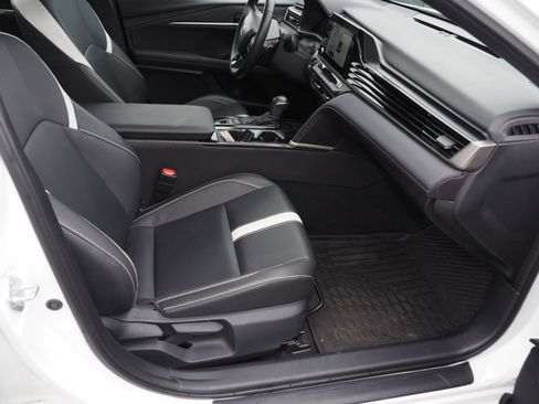 Used 2025 Toyota Camry SE image 17