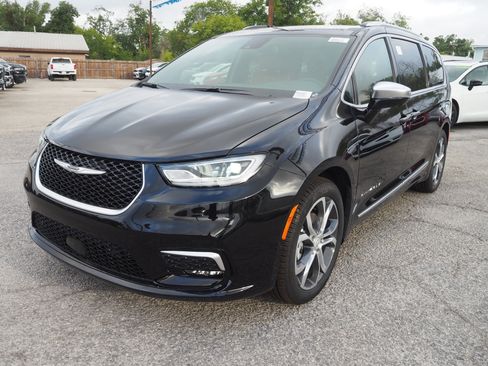 New 2026 Chrysler Pacifica Pinnacle image 2