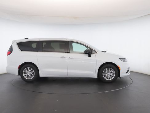 New 2026 Chrysler Pacifica Select image 28