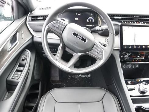 New 2025 Jeep Grand Cherokee Limited w/ Black Appearance Package image 13
