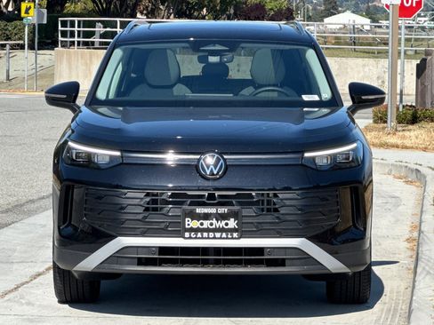 New 2025 Volkswagen Tiguan SE image 9