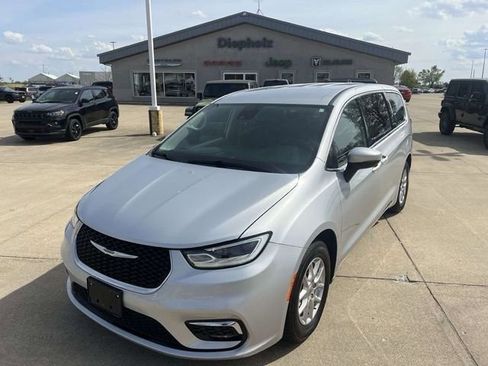 Used 2023 Chrysler Pacifica Touring-L image 3