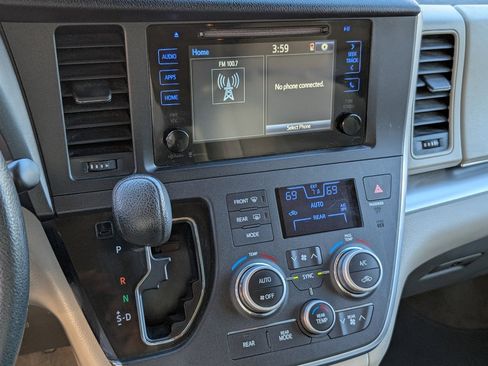 Used 2015 Toyota Sienna LE image 17