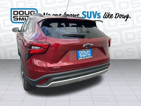 Used 2025 Chevrolet Trax LT w/ Driver Confidence Package image 5