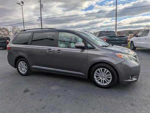 Used 2015 Toyota Sienna XLE w/ XLE Navigation Package image 8