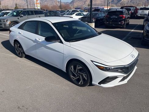 Used 2025 Hyundai Elantra SEL FWD image 3