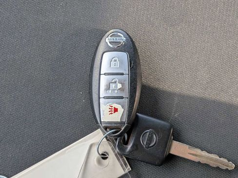 Used 2018 Nissan Titan SV image 29