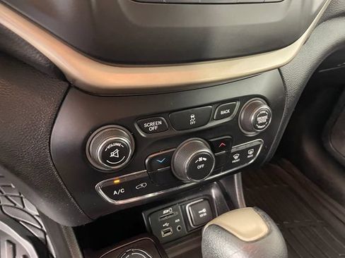 Used 2014 Jeep Cherokee Latitude AWD/4WD image 8