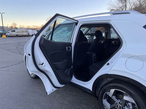 Used 2025 Hyundai Venue SEL FWD image 17