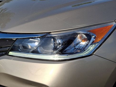 Used 2017 Honda Accord EX-L image 9
