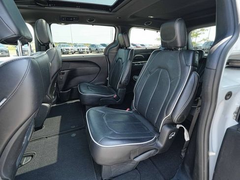 Used 2025 Chrysler Pacifica Limited FWD image 19