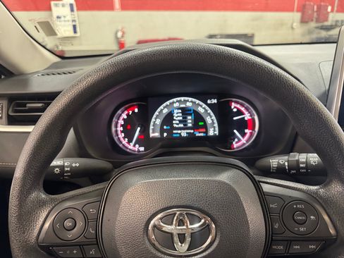 Used 2025 Toyota RAV4 XLE AWD/4WD image 10