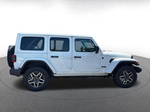 Used 2025 Jeep Wrangler Sahara image 8