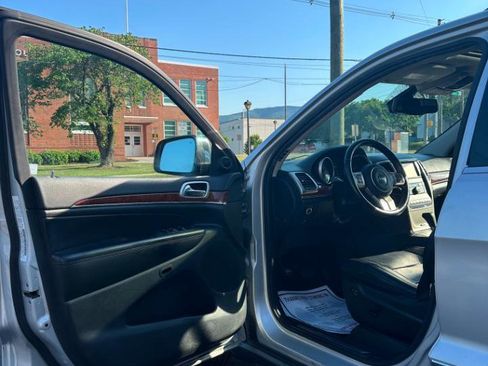 Used 2011 Jeep Grand Cherokee Limited w/ Luxury Group II AWD/4WD image 12