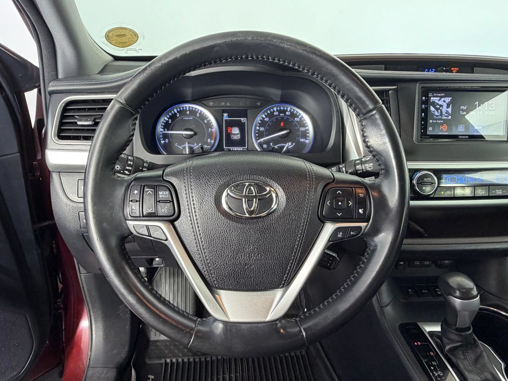Used 2017 Toyota Highlander XLE AWD/4WD image 10
