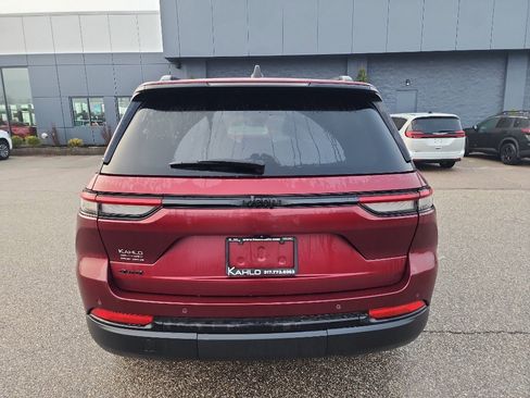 Used 2023 Jeep Grand Cherokee Altitude image 6