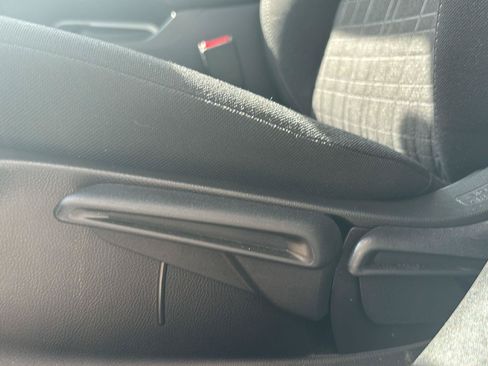 Used 2025 Honda HR-V LX image 2