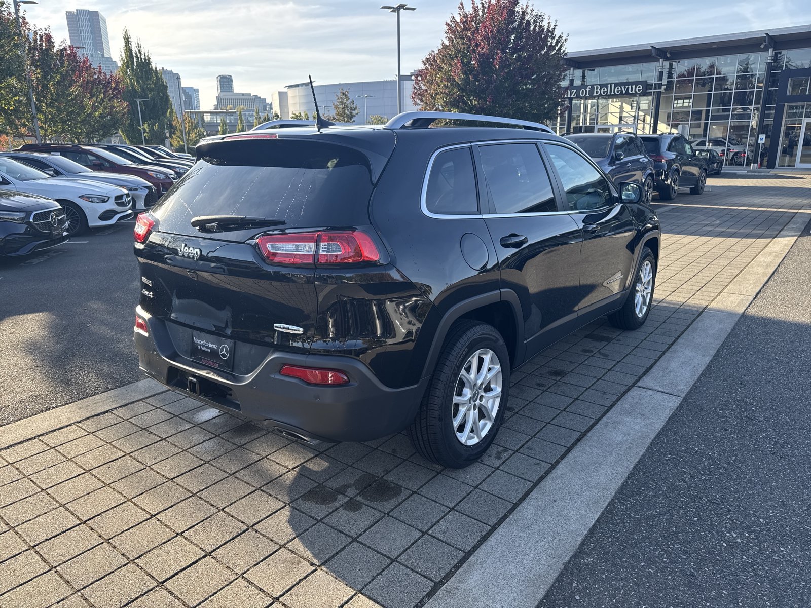 Used 2017 Jeep Cherokee Latitude w/ Comfort/Convenience Group AWD/4WD image 5
