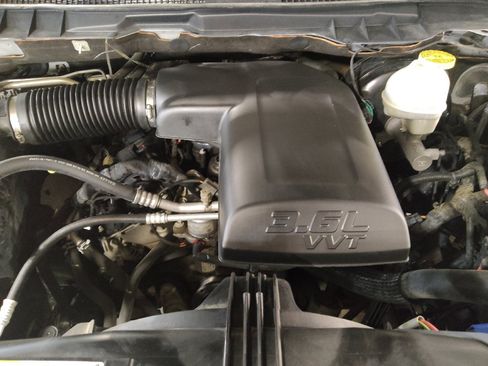 Used 2017 RAM 1500 Classic SLT AWD/4WD image 30